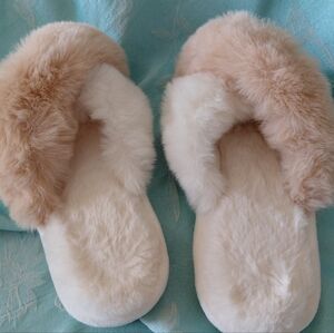 Plush Women's Slippers in Cream and Tan